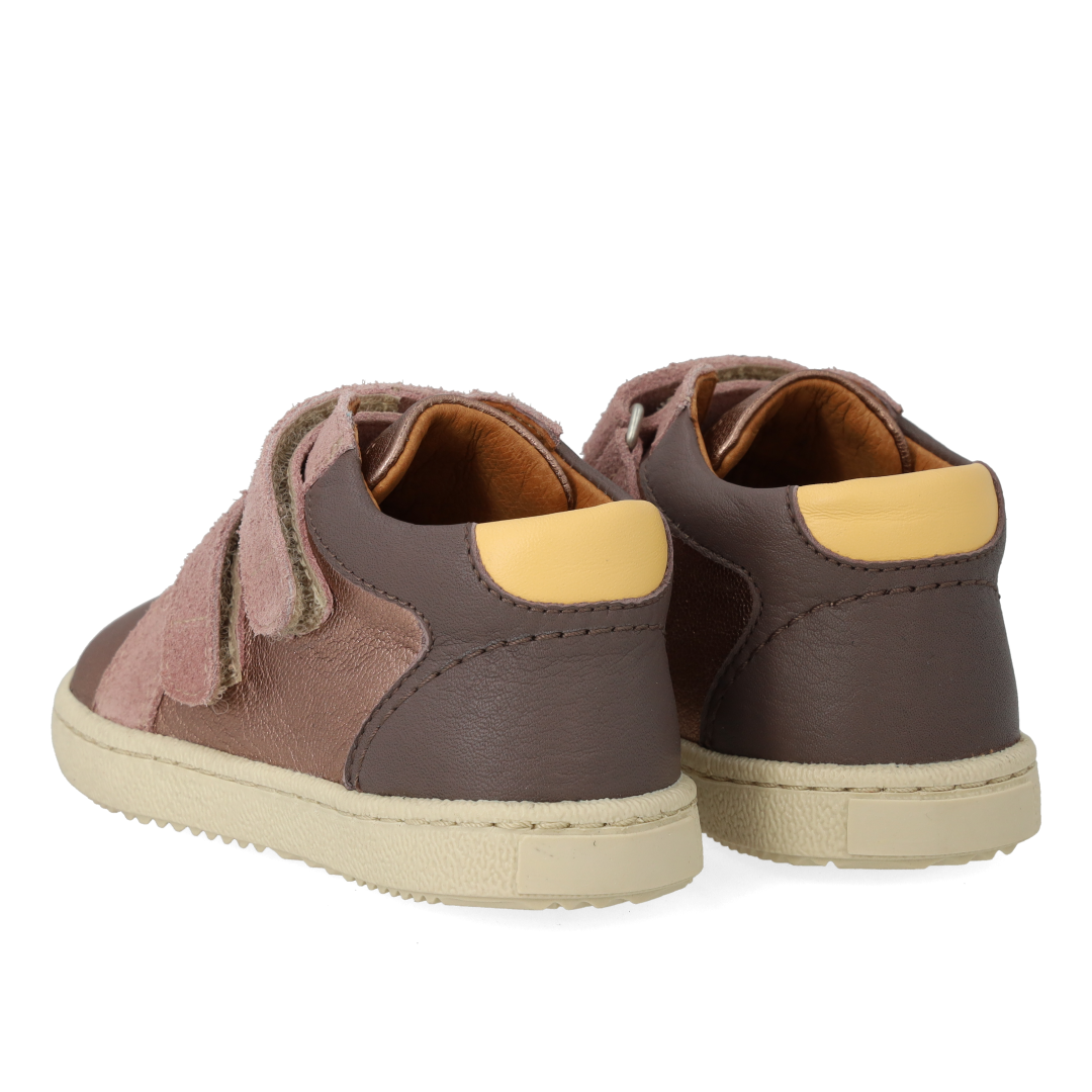Mid-cut sneaker