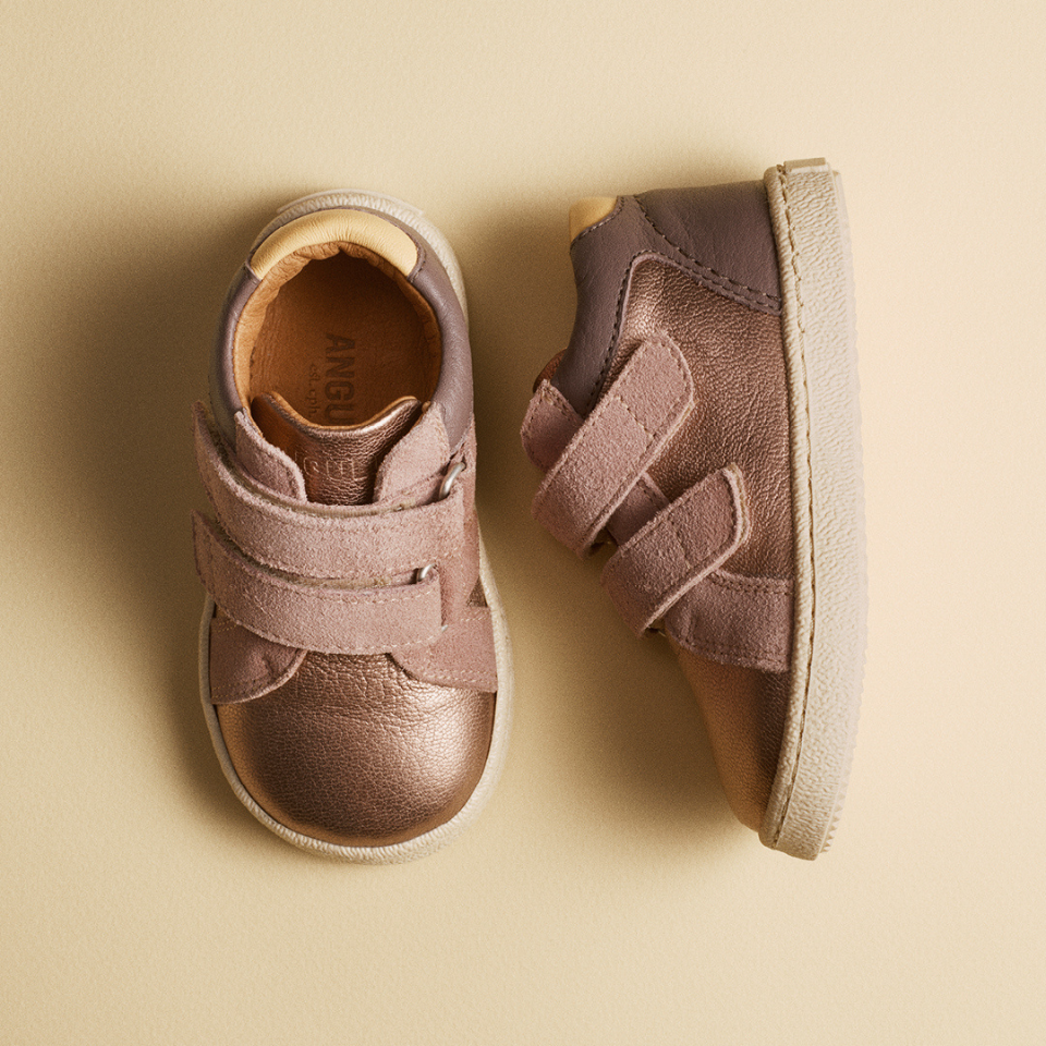 Mid-cut sneaker