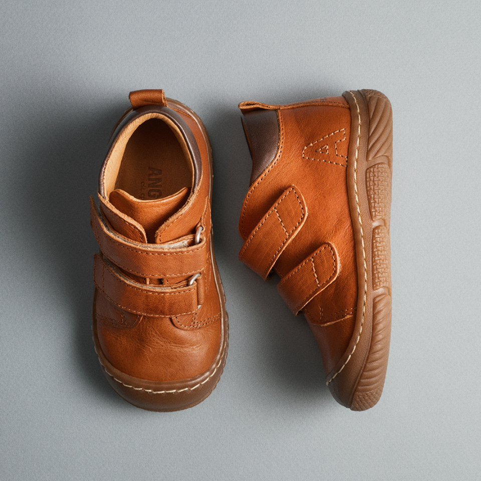 Velcro boot with reinforced toe