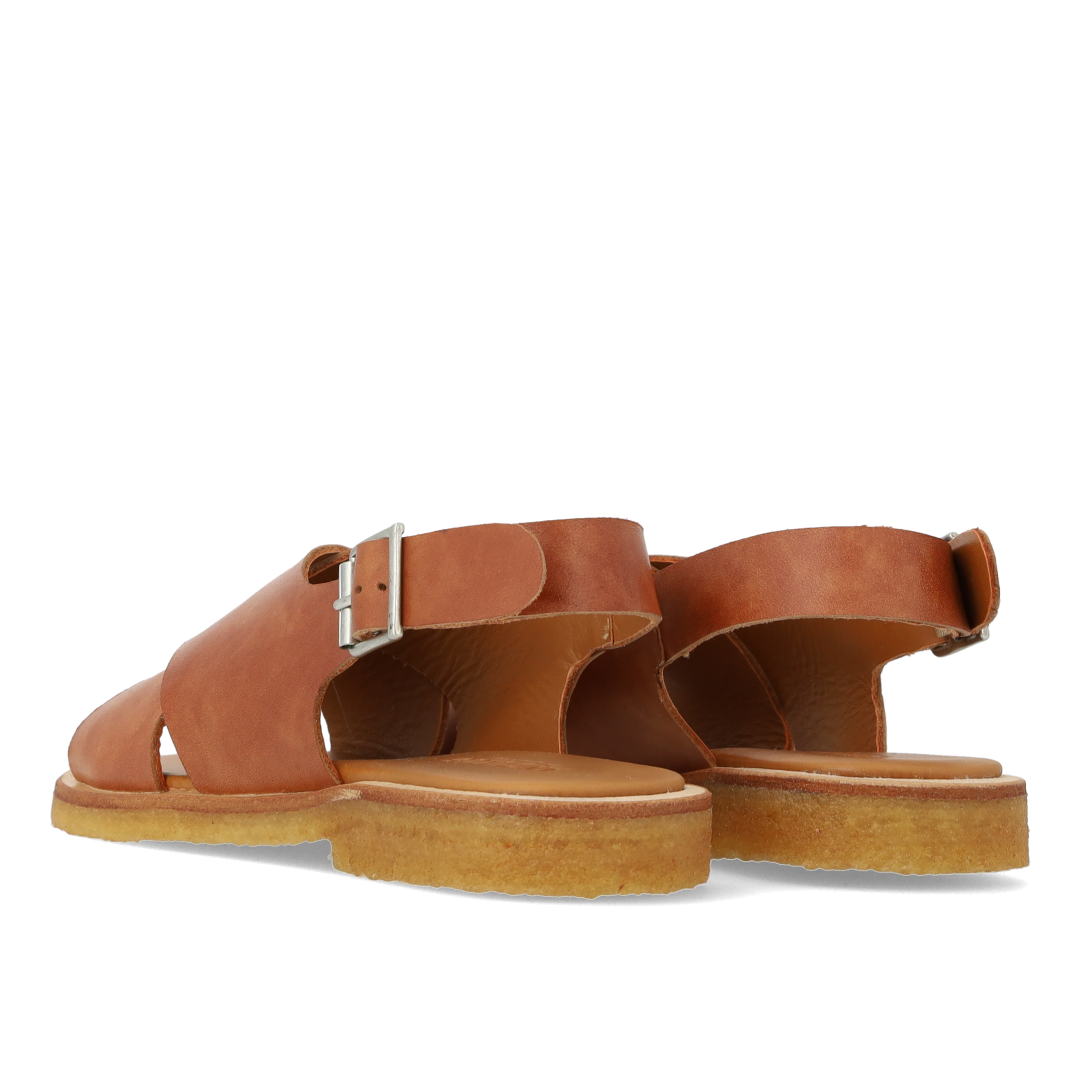 Cross sandal with buckle closure
