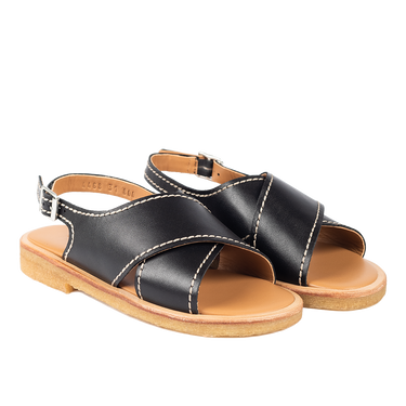 Cross sandal with detail stitchings and buckle