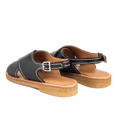 Cross sandal with detail stitchings and buckle