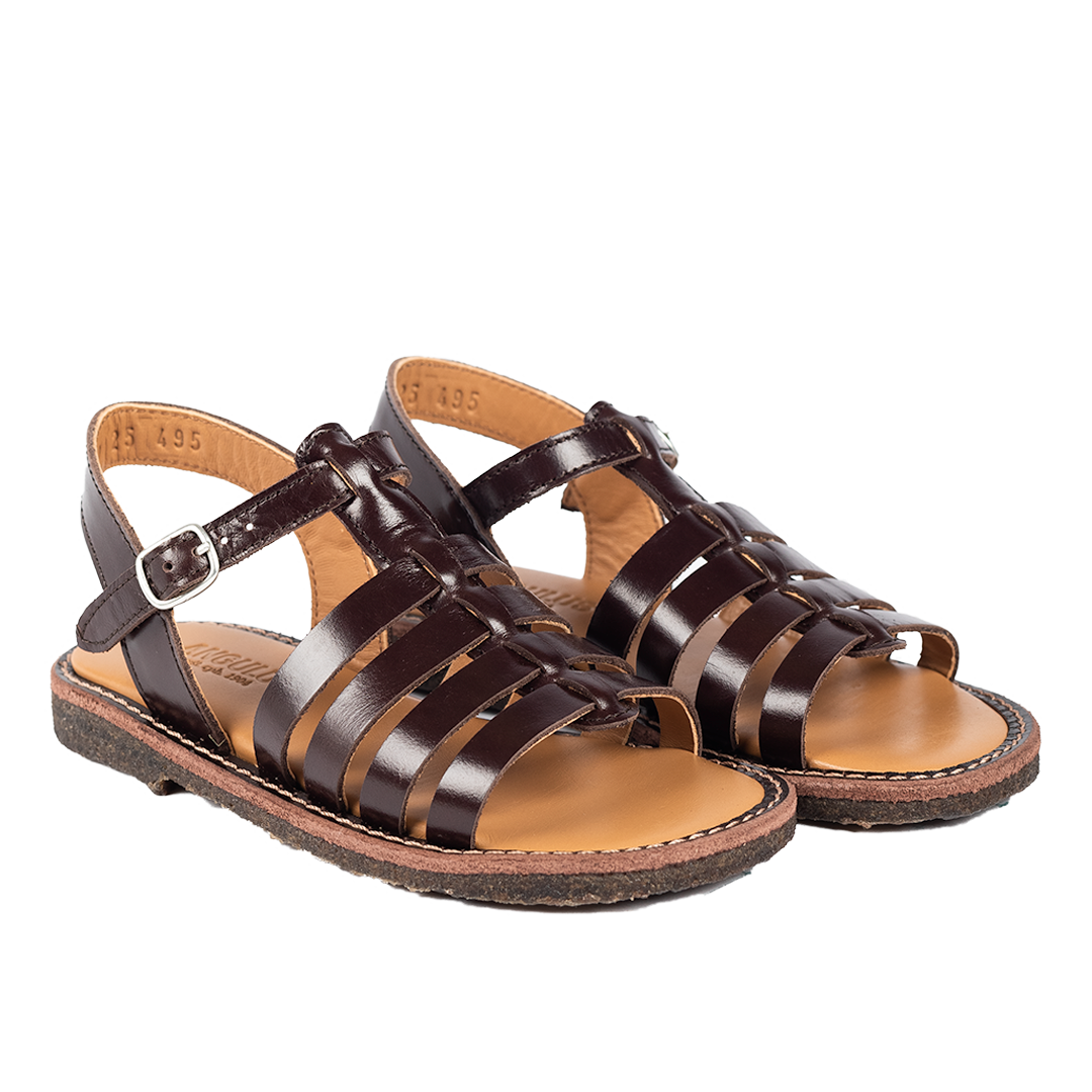 Sandal with open toe and buckle closure