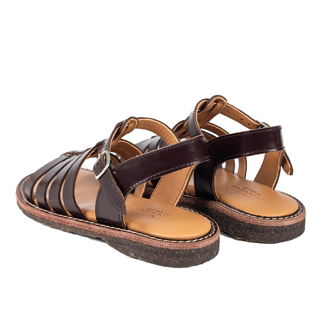 Sandal with open toe and buckle closure