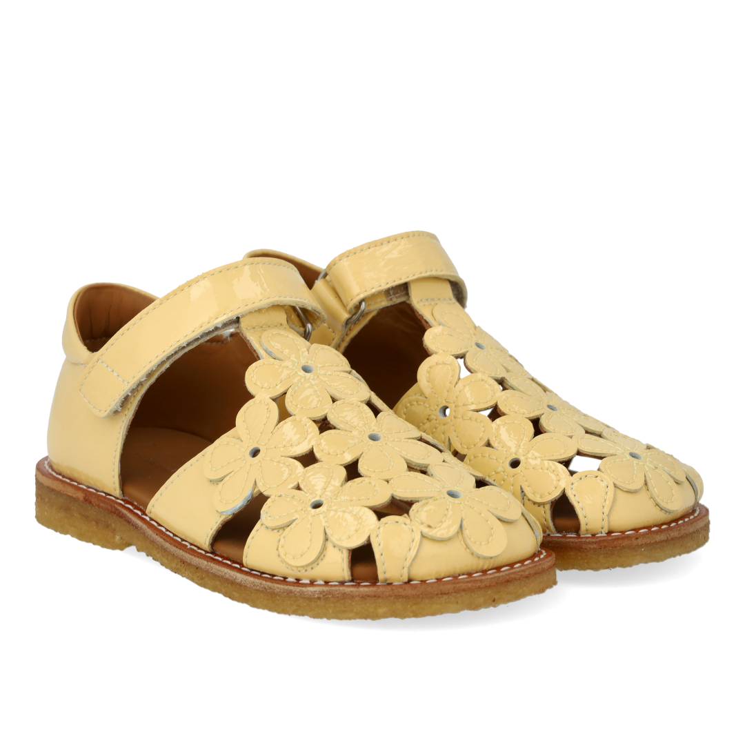 Sandal with closed toe and floral details