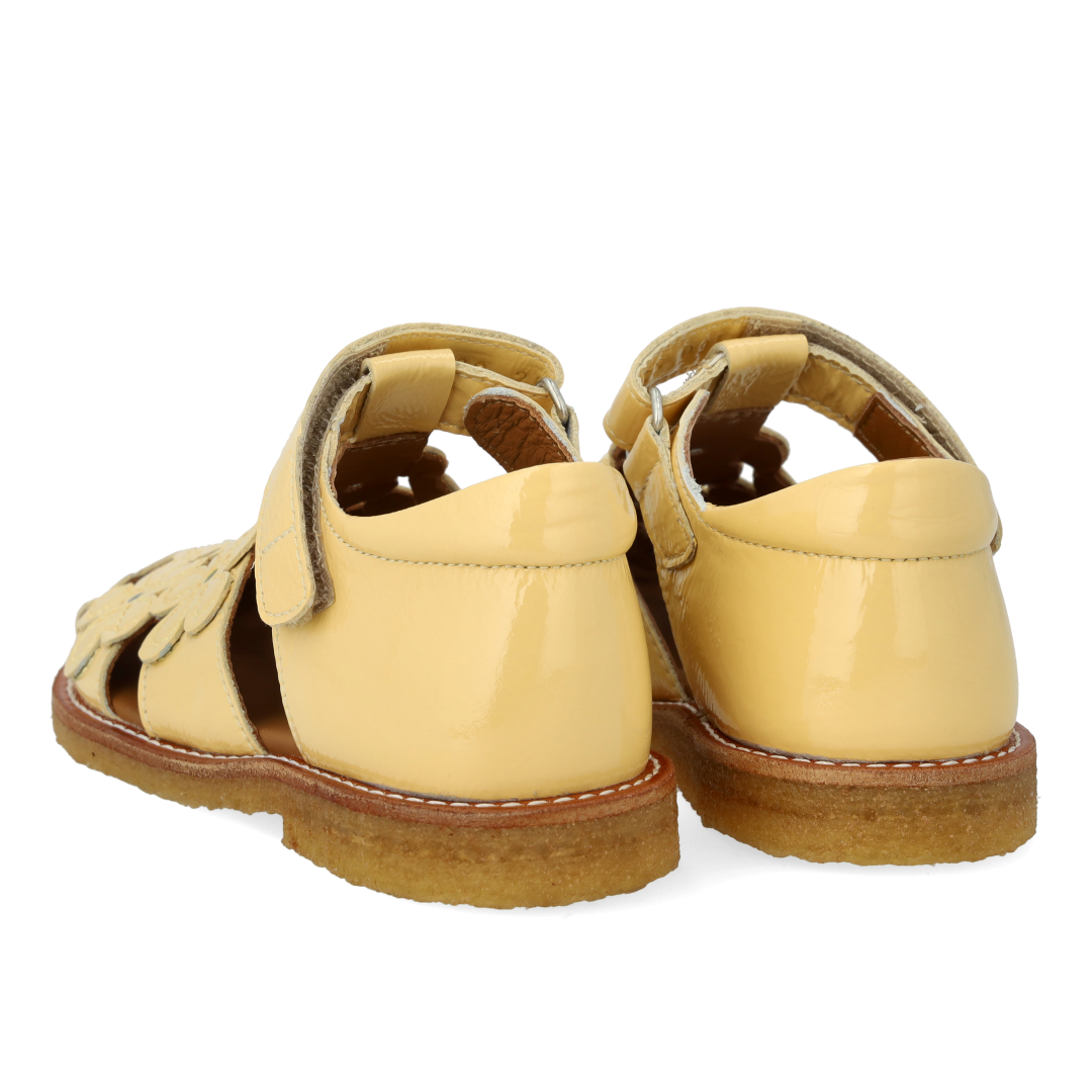 Sandal with closed toe and floral details