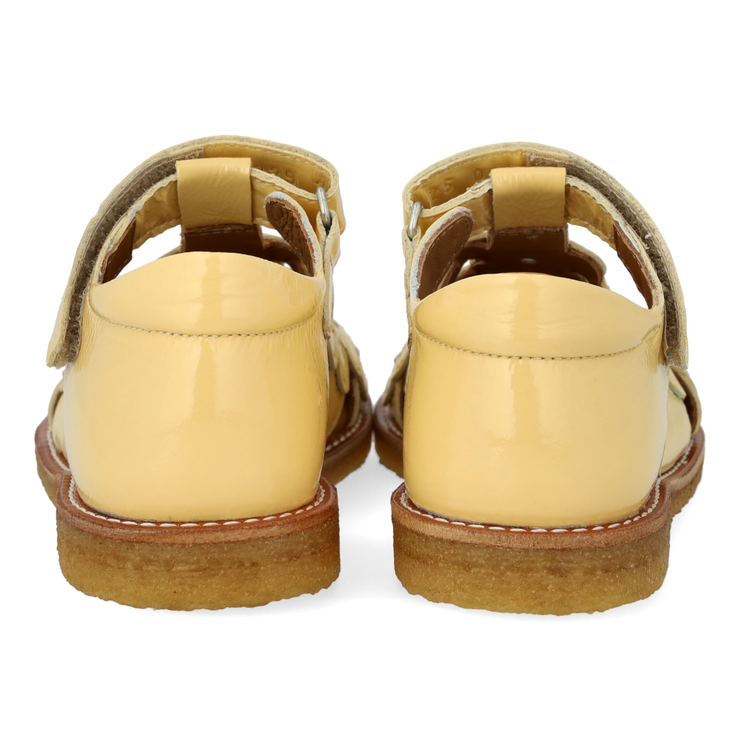 Sandal with closed toe and floral details
