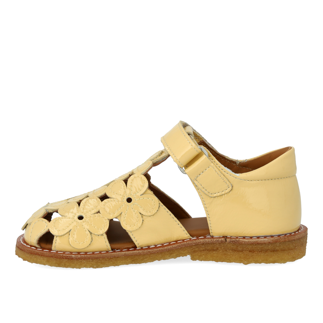 Sandal with closed toe and floral details