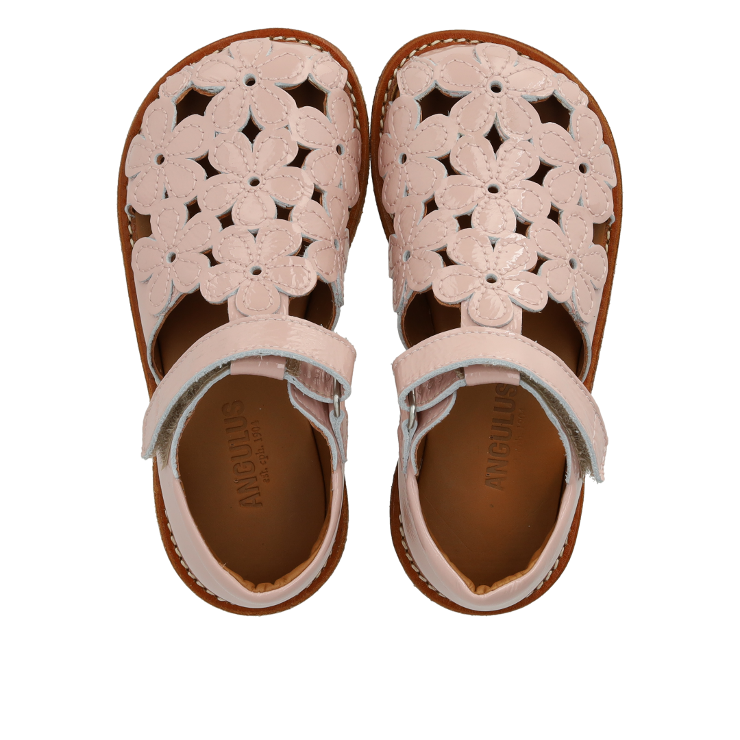 Closed-toe sandal with floral details