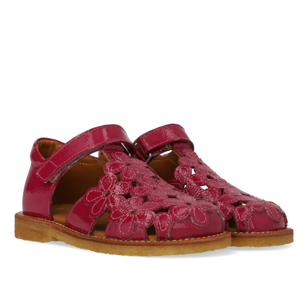 Closed-toe sandal with floral details