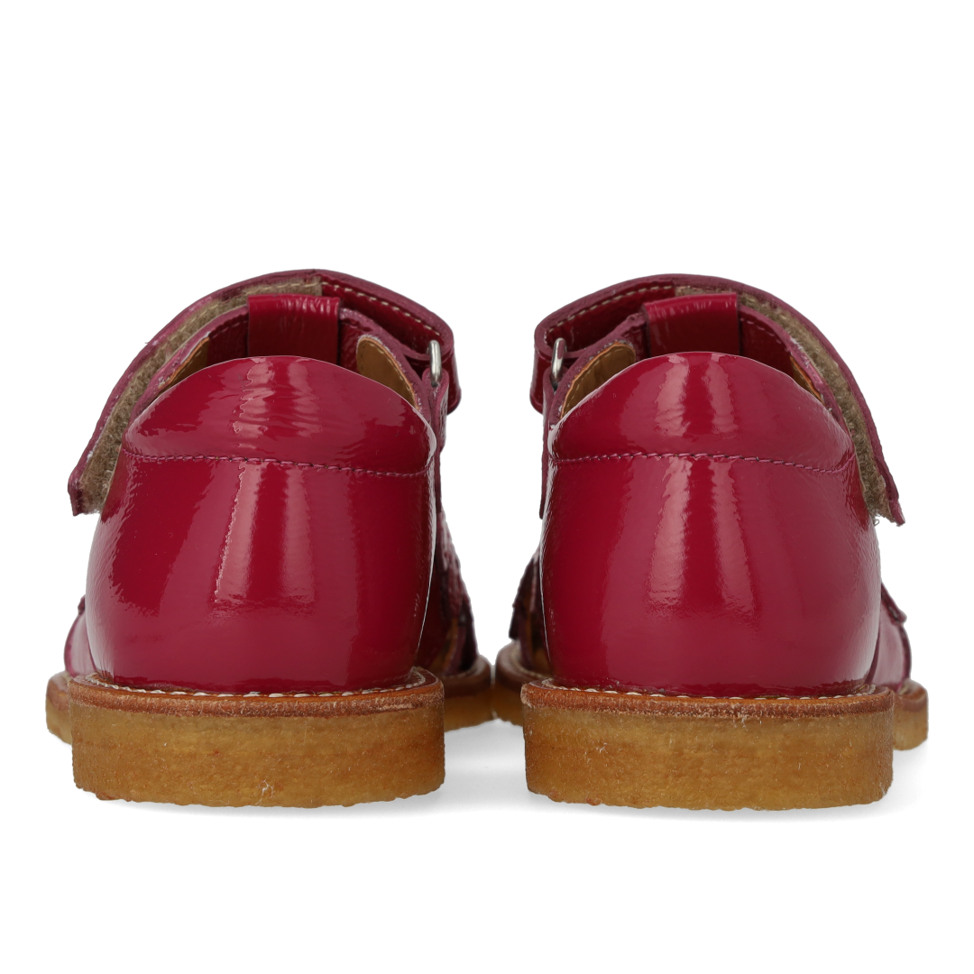 Closed-toe sandal with floral details
