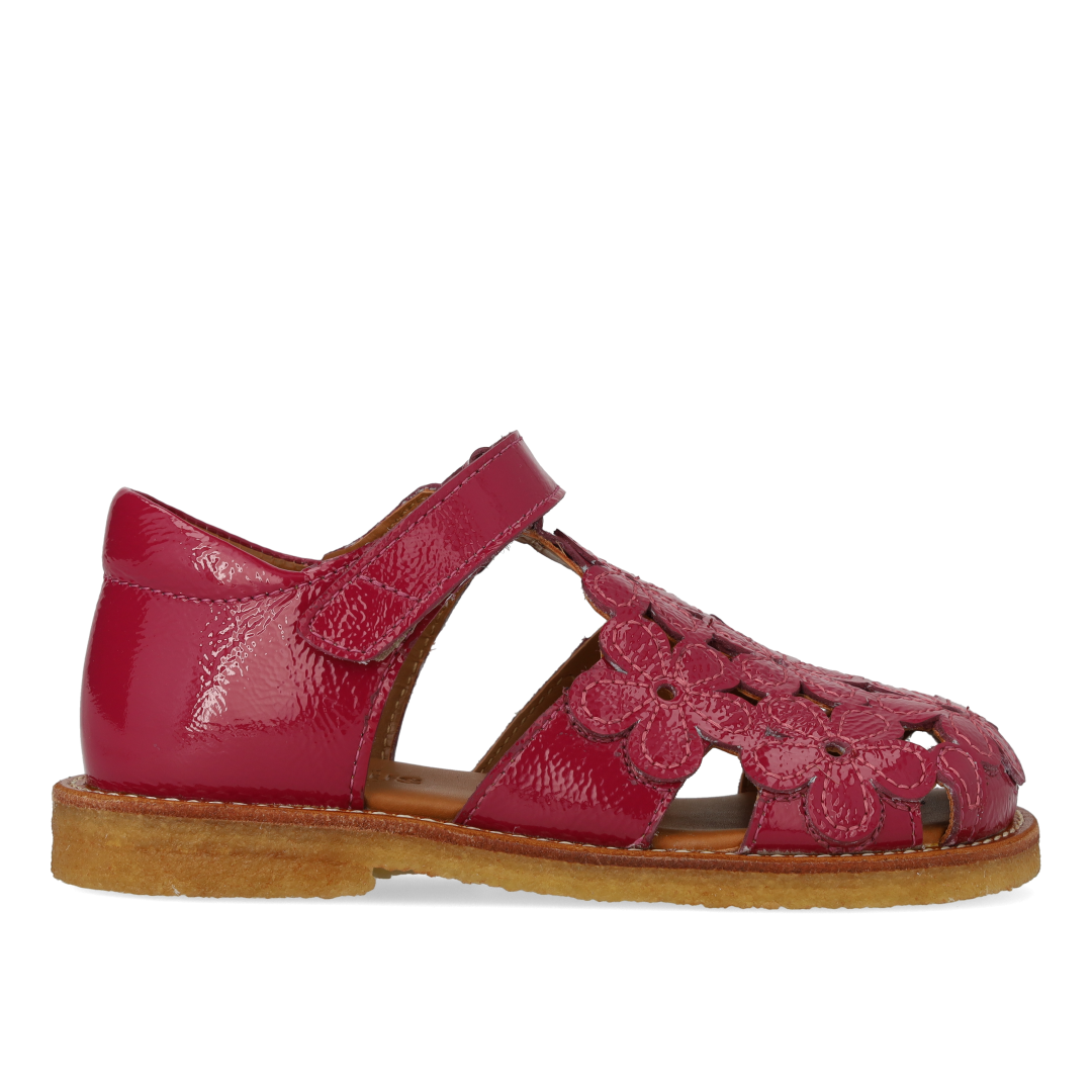 Closed-toe sandal with floral details