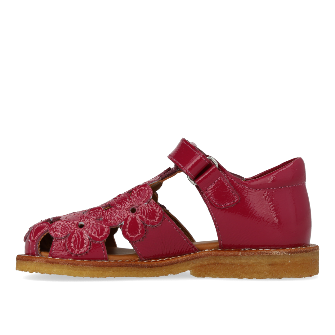 Closed-toe sandal with floral details