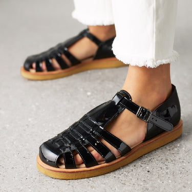 Strap sandal with buckle