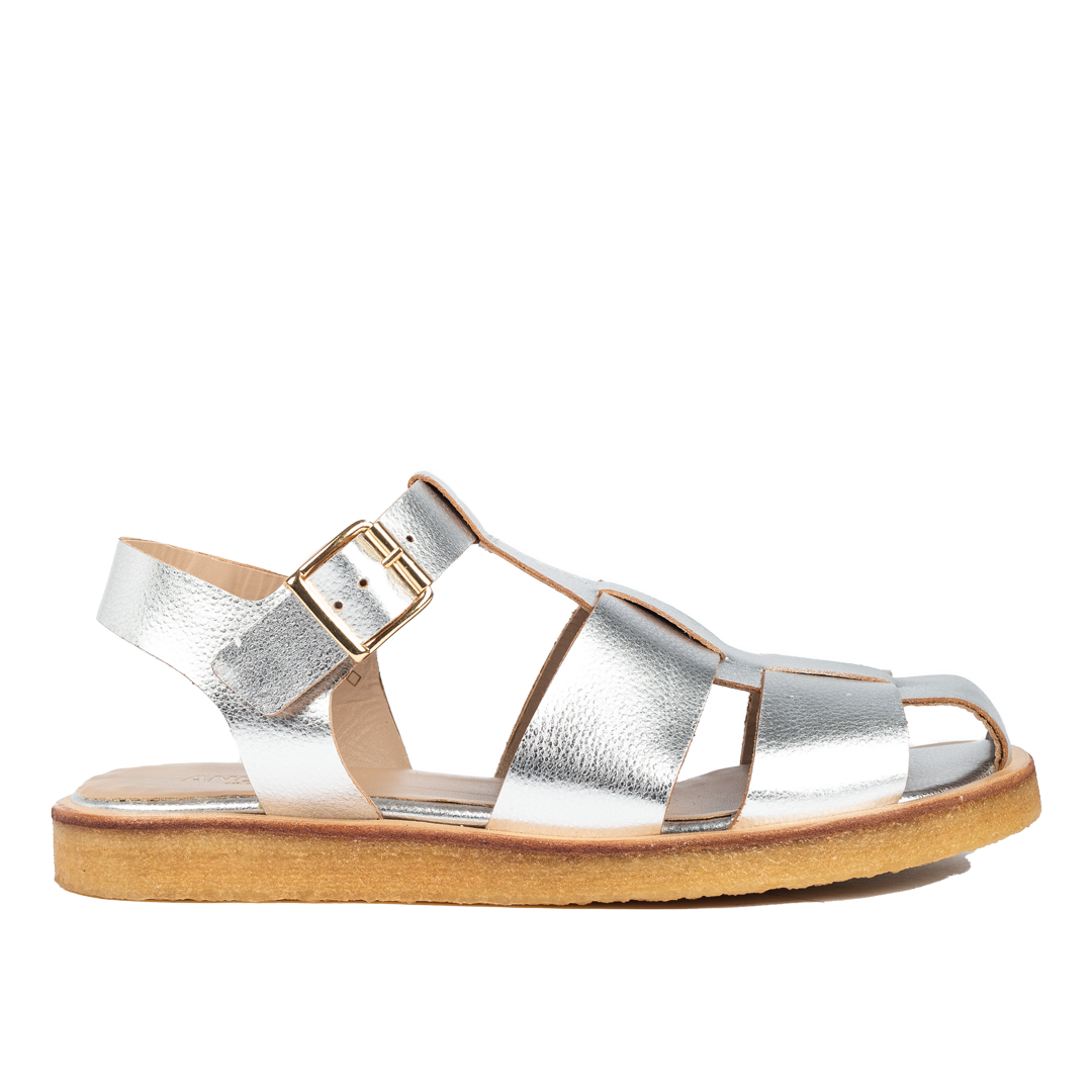 Strap sandal with buckle