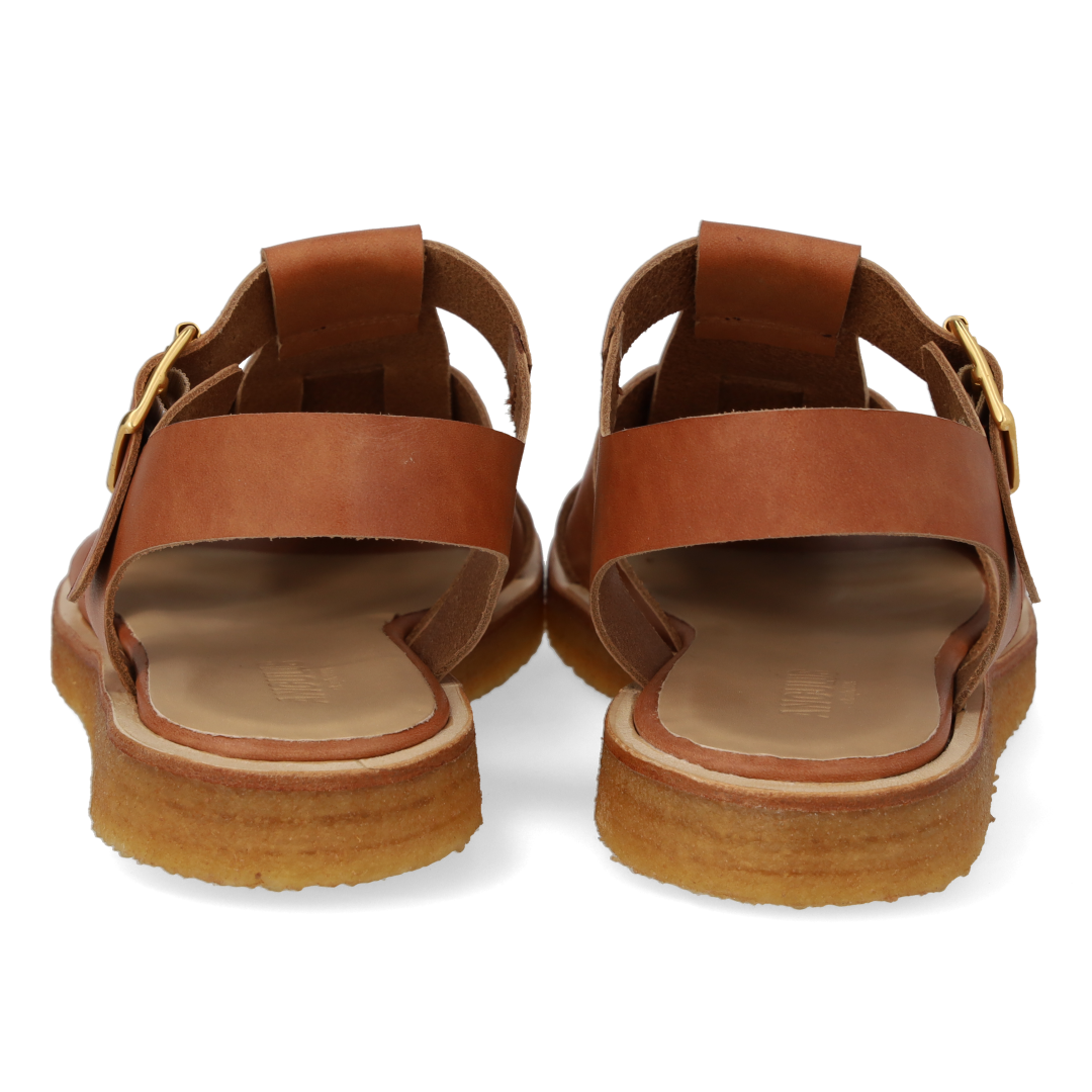 Strap sandal with buckle