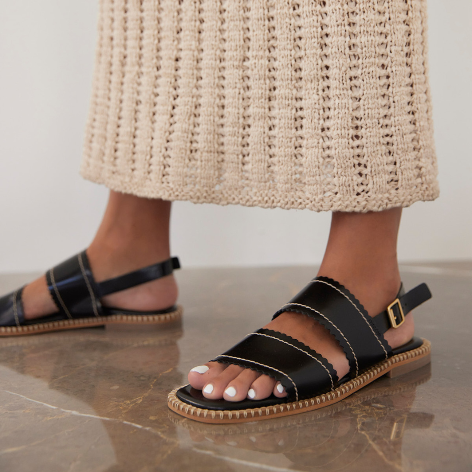 Leather sandal with wavy edges