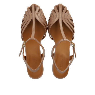 Heeled sandal with beautiful organic front detail
