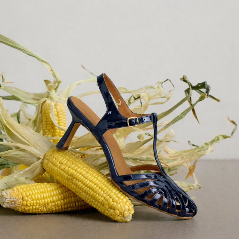 High-heeled sandal with beautiful organic front detail