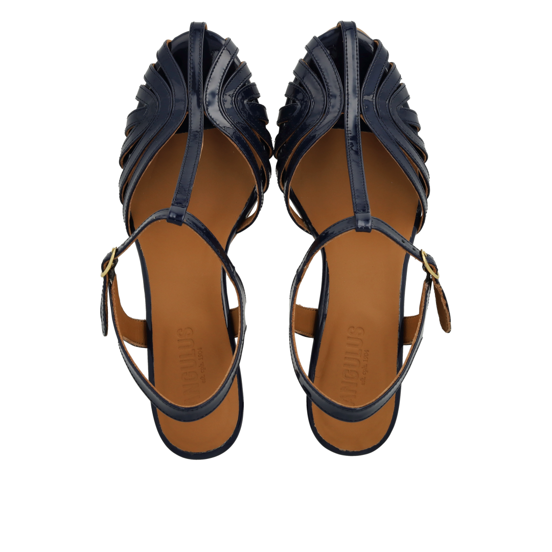 High-heeled sandal with beautiful organic front detail