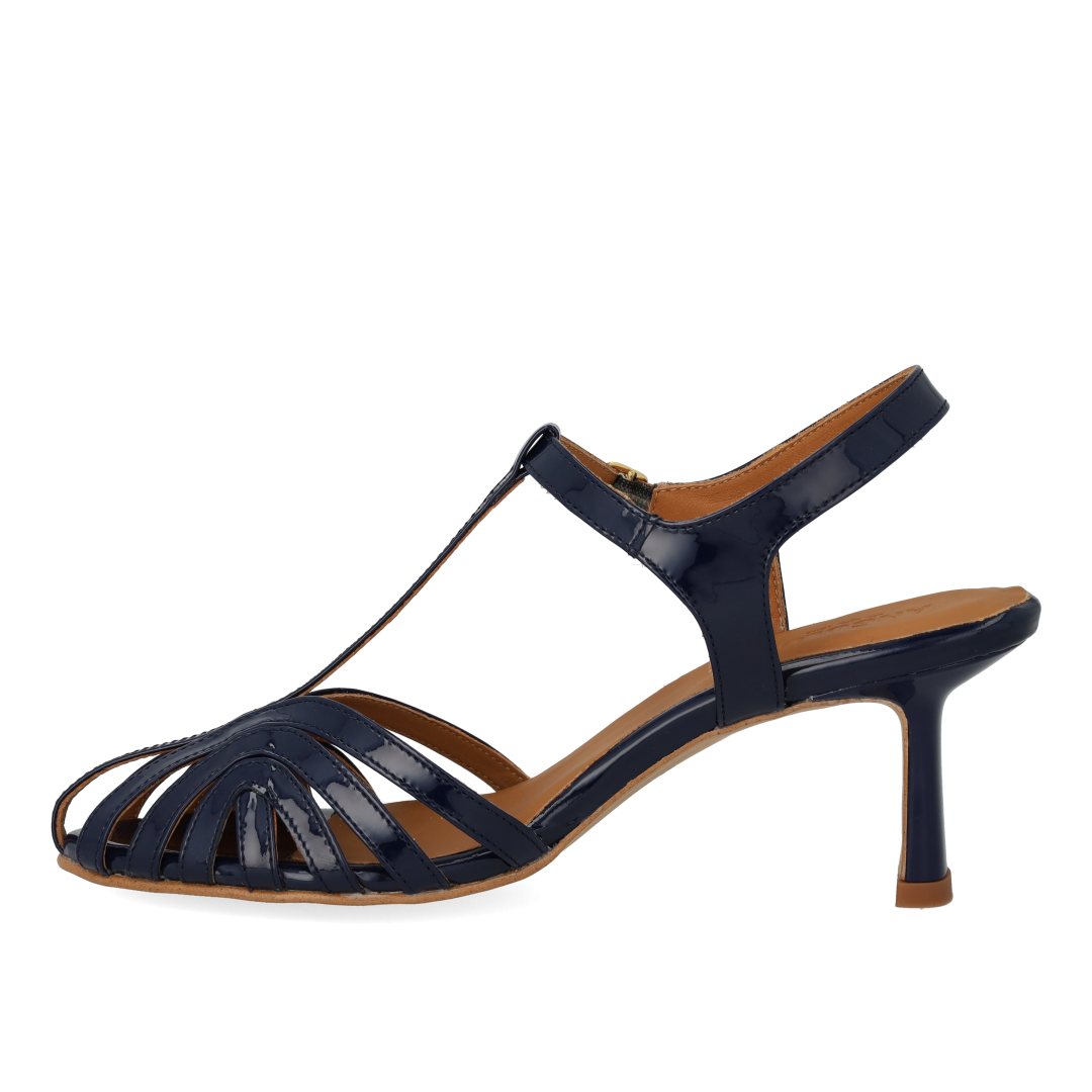 High-heeled sandal with beautiful organic front detail