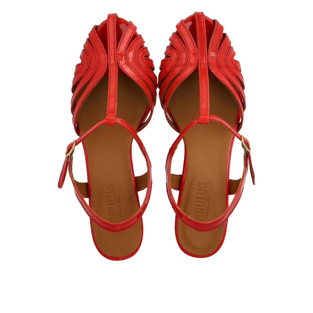 High-heeled sandal with beautiful organic front detail