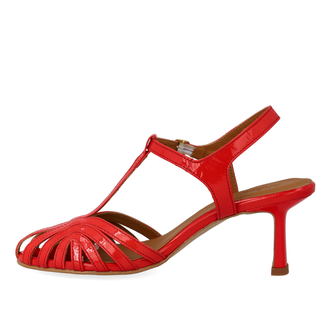 High-heeled sandal with beautiful organic front detail