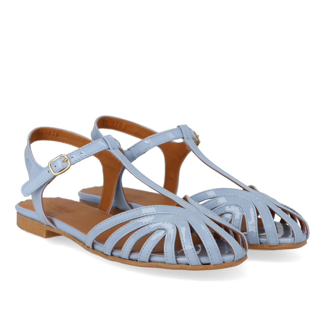 Flat sandal with beautiful organic front detail