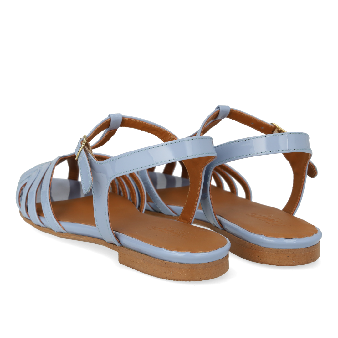 Flat sandal with beautiful organic front detail