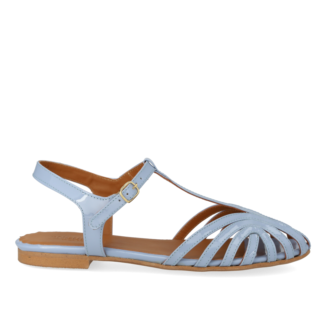 Flat sandal with beautiful organic front detail
