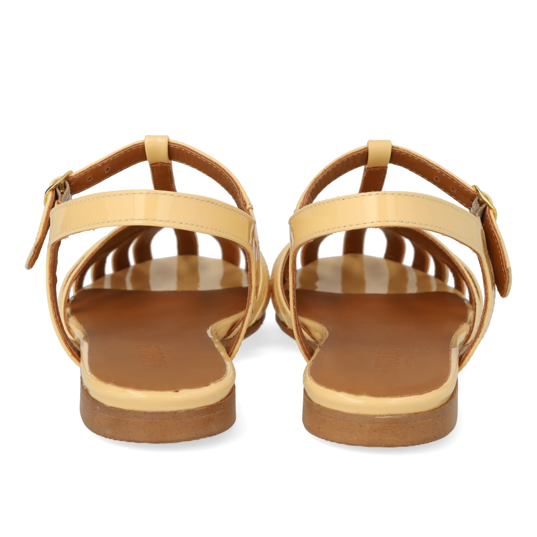 Flat sandal with beautiful organic front detail