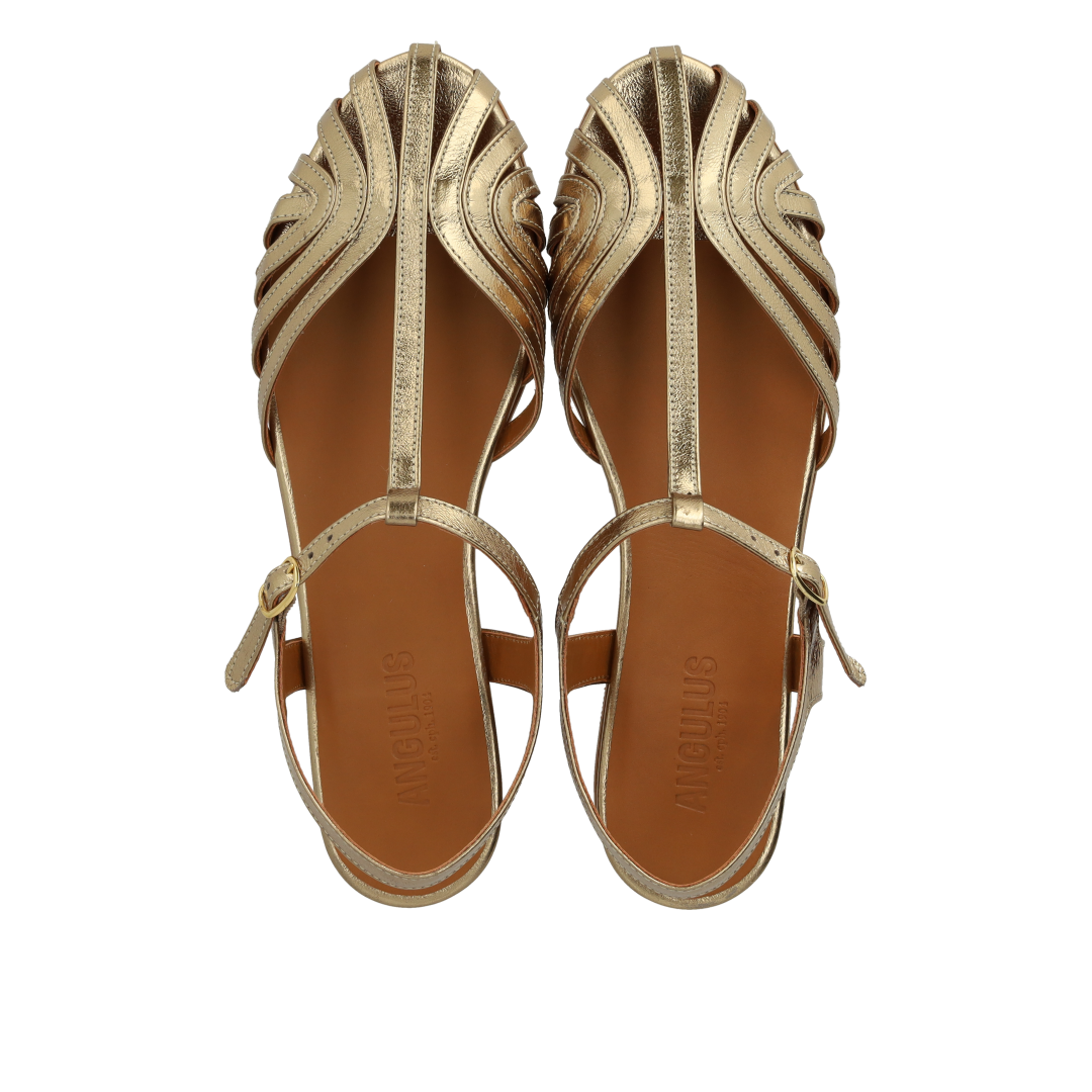 Flat sandal with a beautiful organic front detail