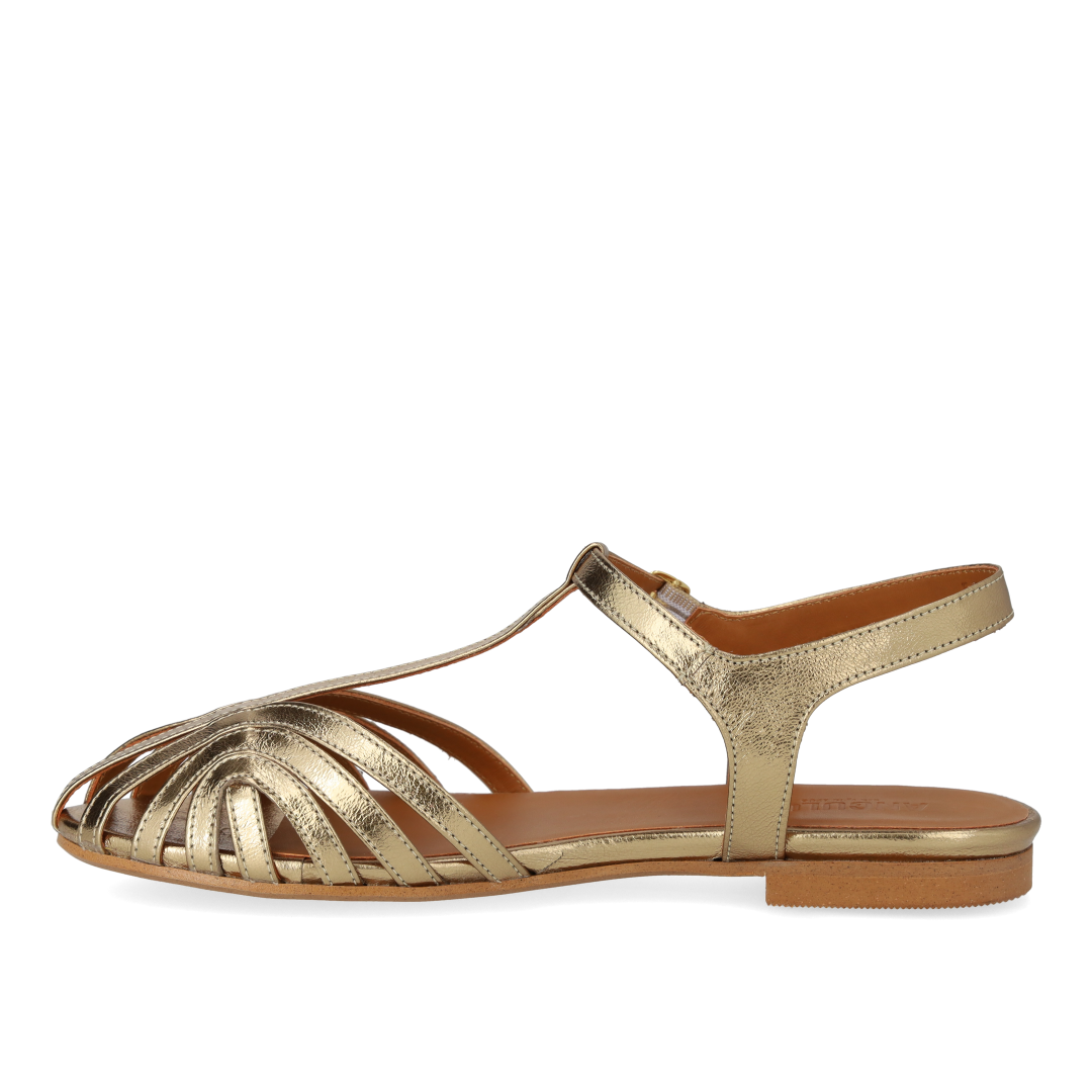 Flat sandal with a beautiful organic front detail