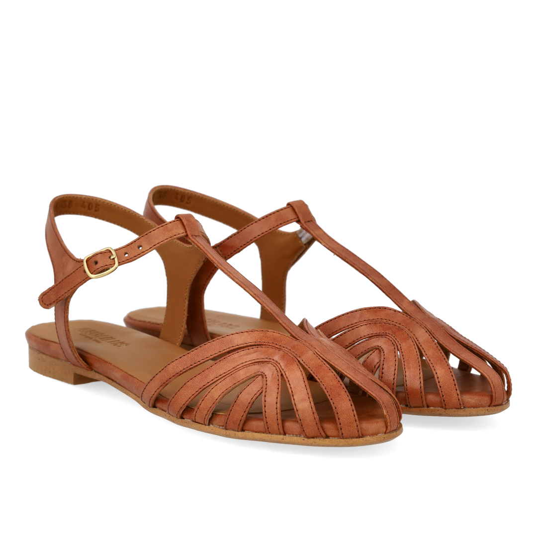 Flat sandal with beautiful organic front detail