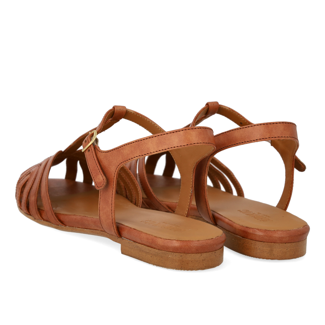 Flat sandal with beautiful organic front detail