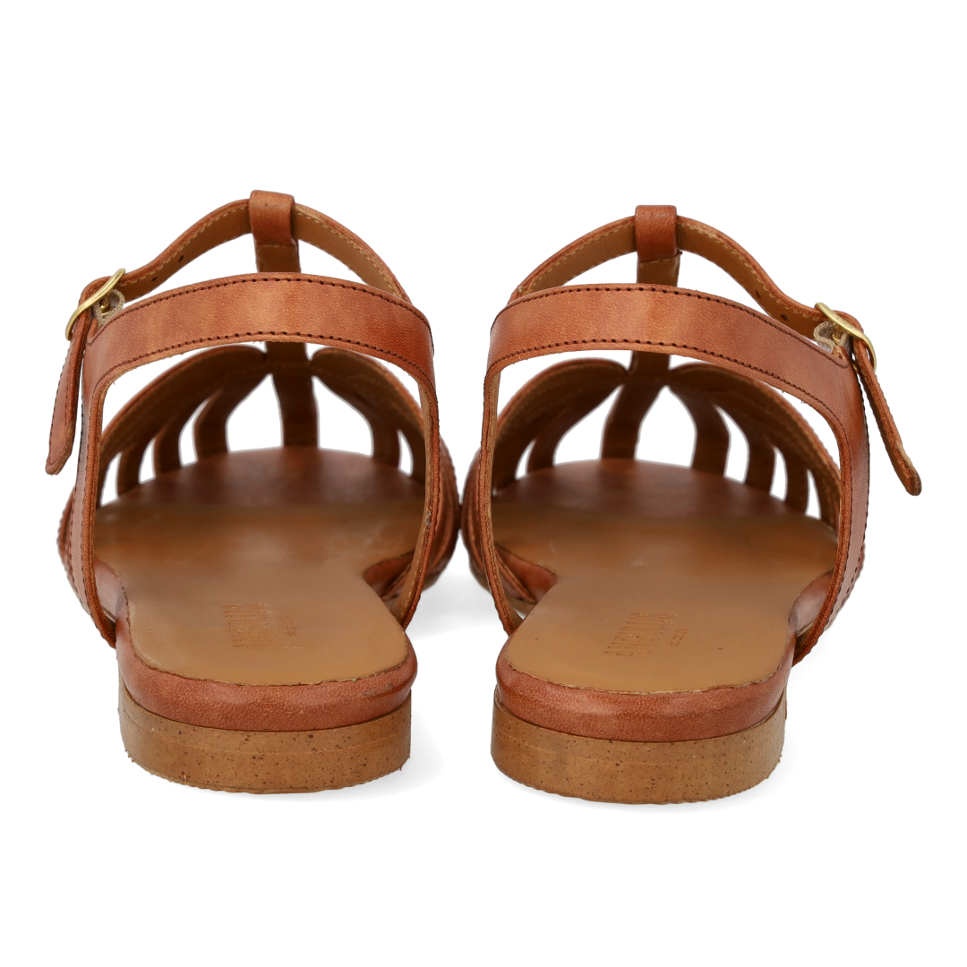 Flat sandal with beautiful organic front detail