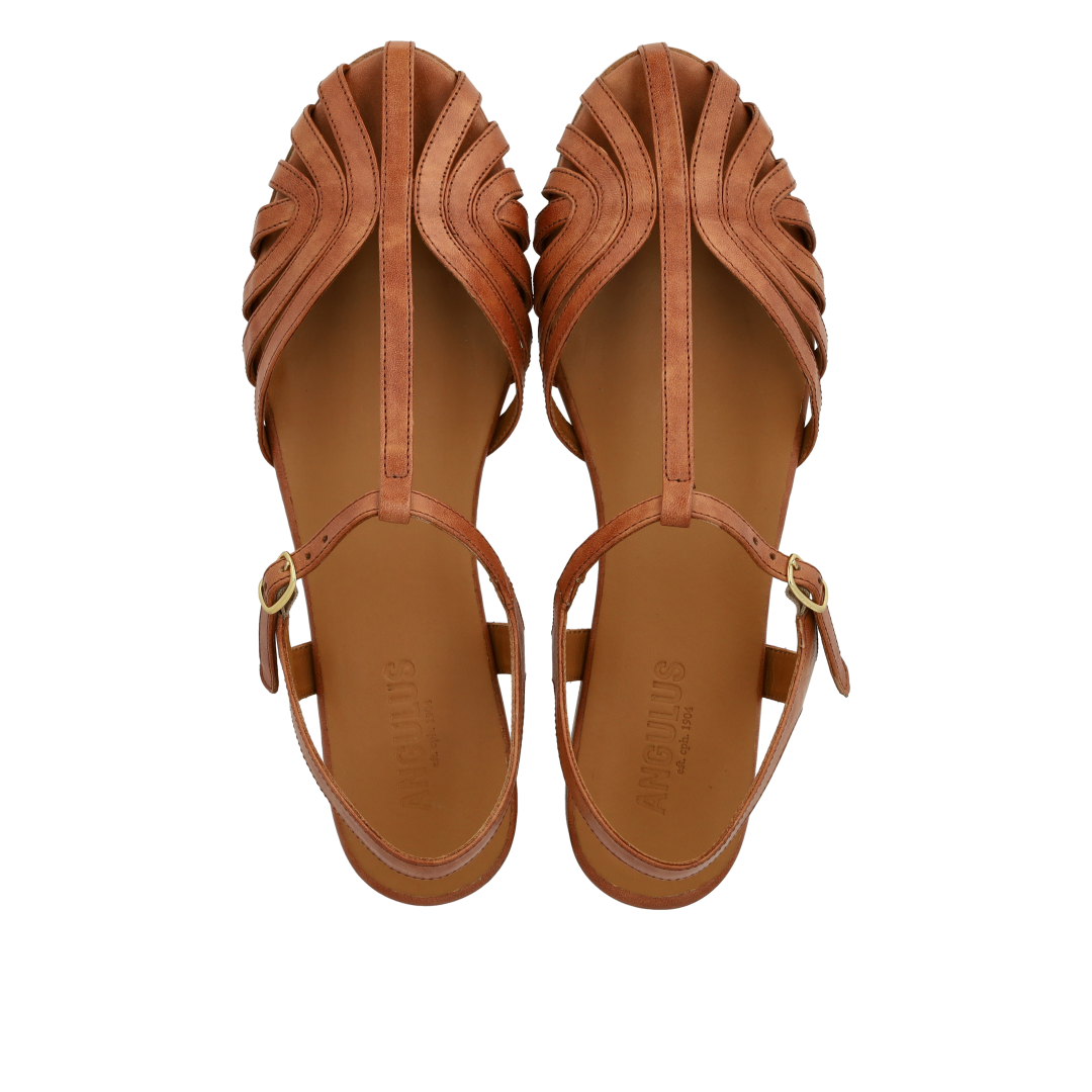Flat sandal with beautiful organic front detail
