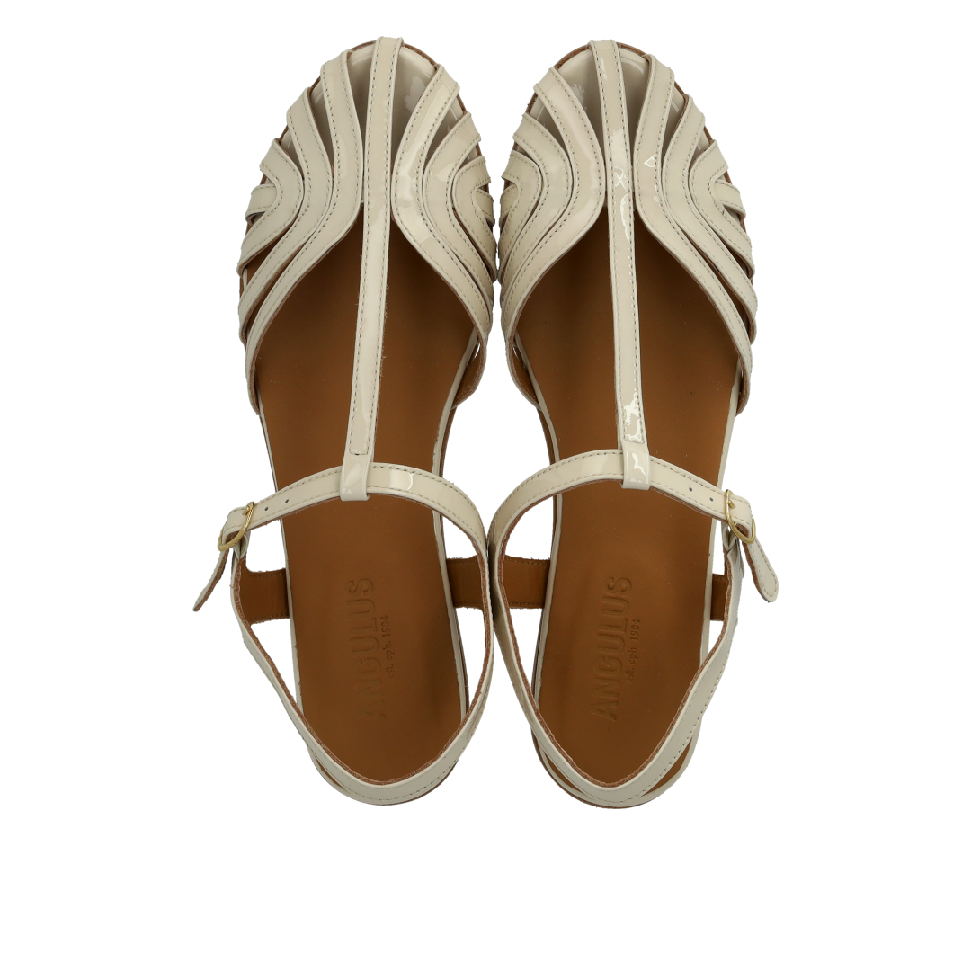 Flat sandal with beautiful organic front detail