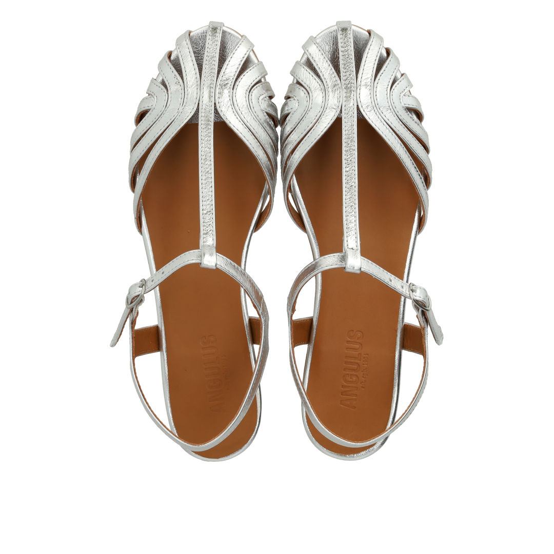 Flat sandal with a beautiful organic front detail