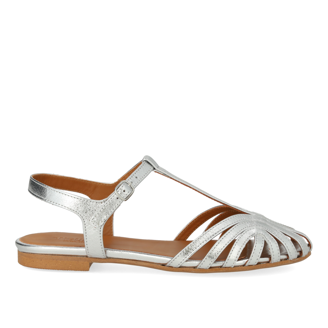 Flat sandal with a beautiful organic front detail