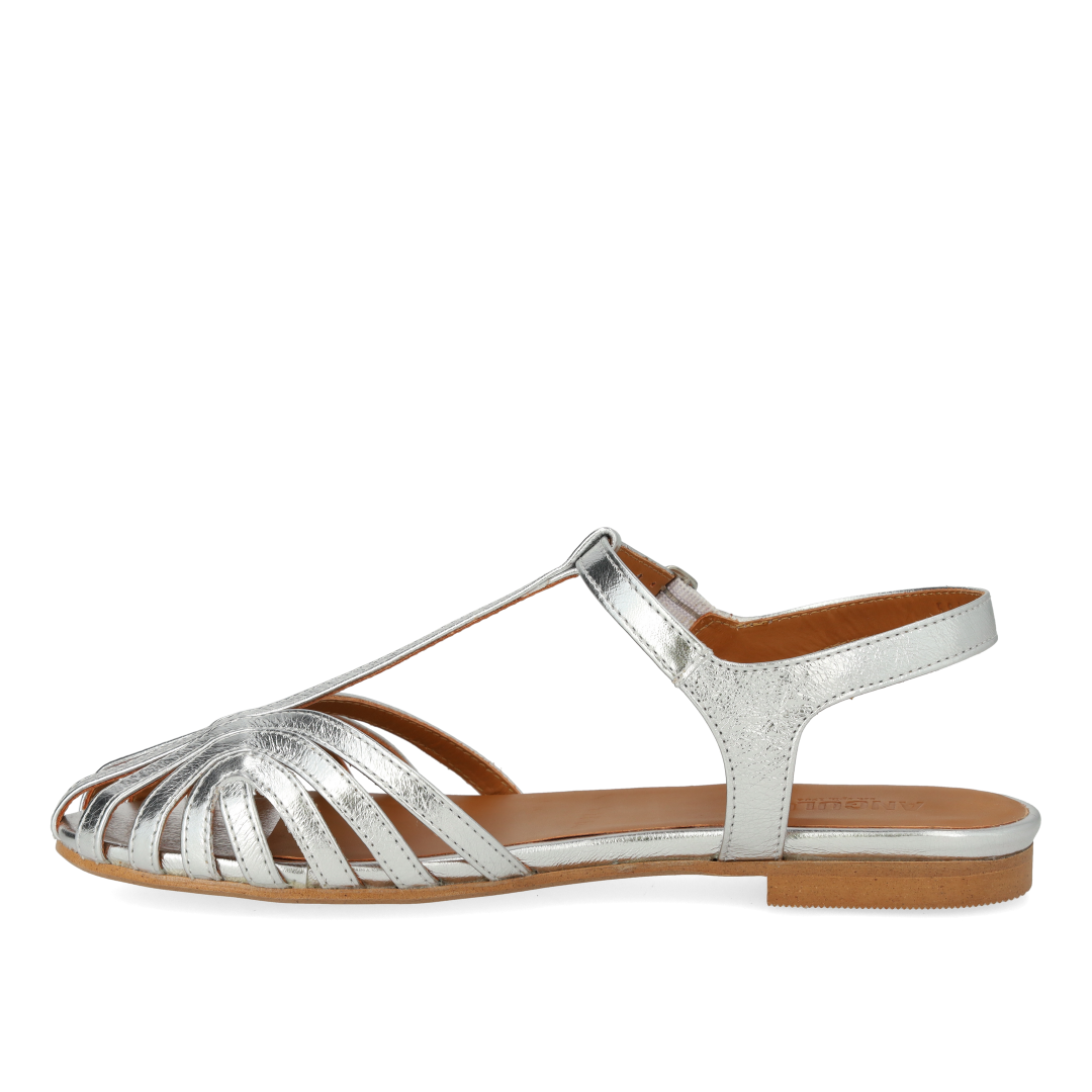 Flat sandal with a beautiful organic front detail