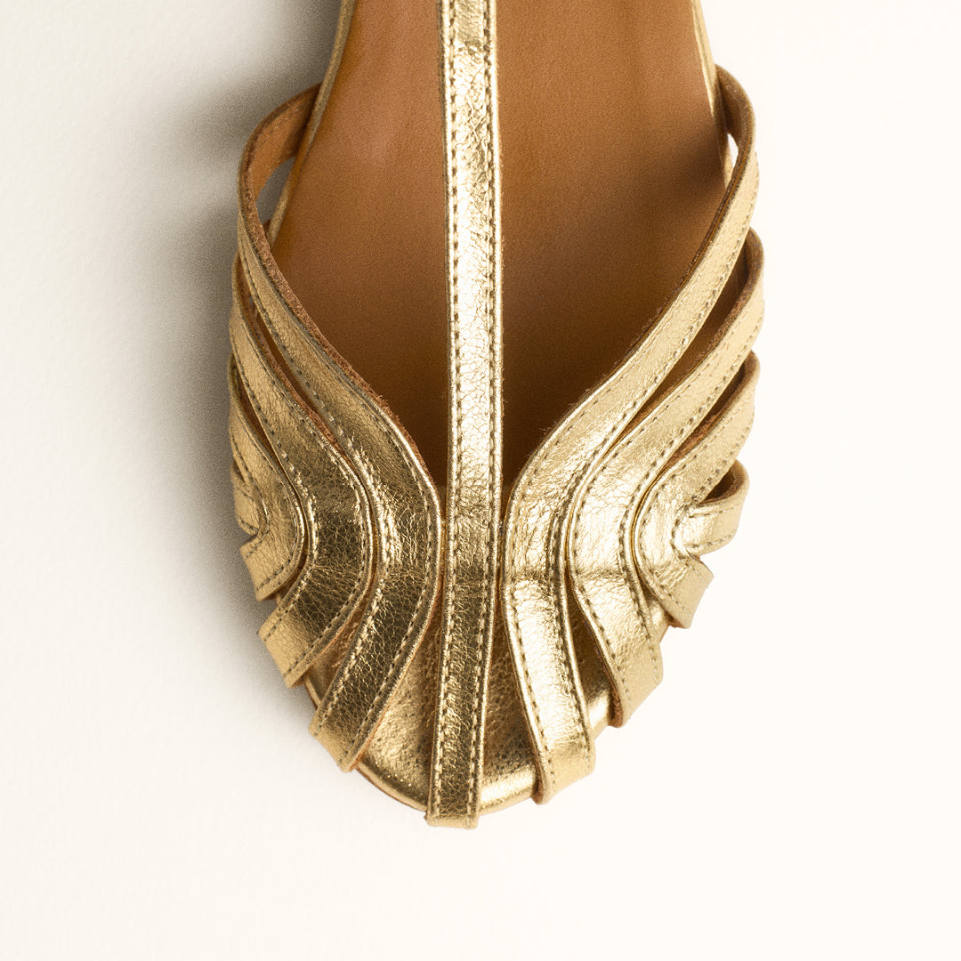 Flat sandal with a beautiful organic front detail