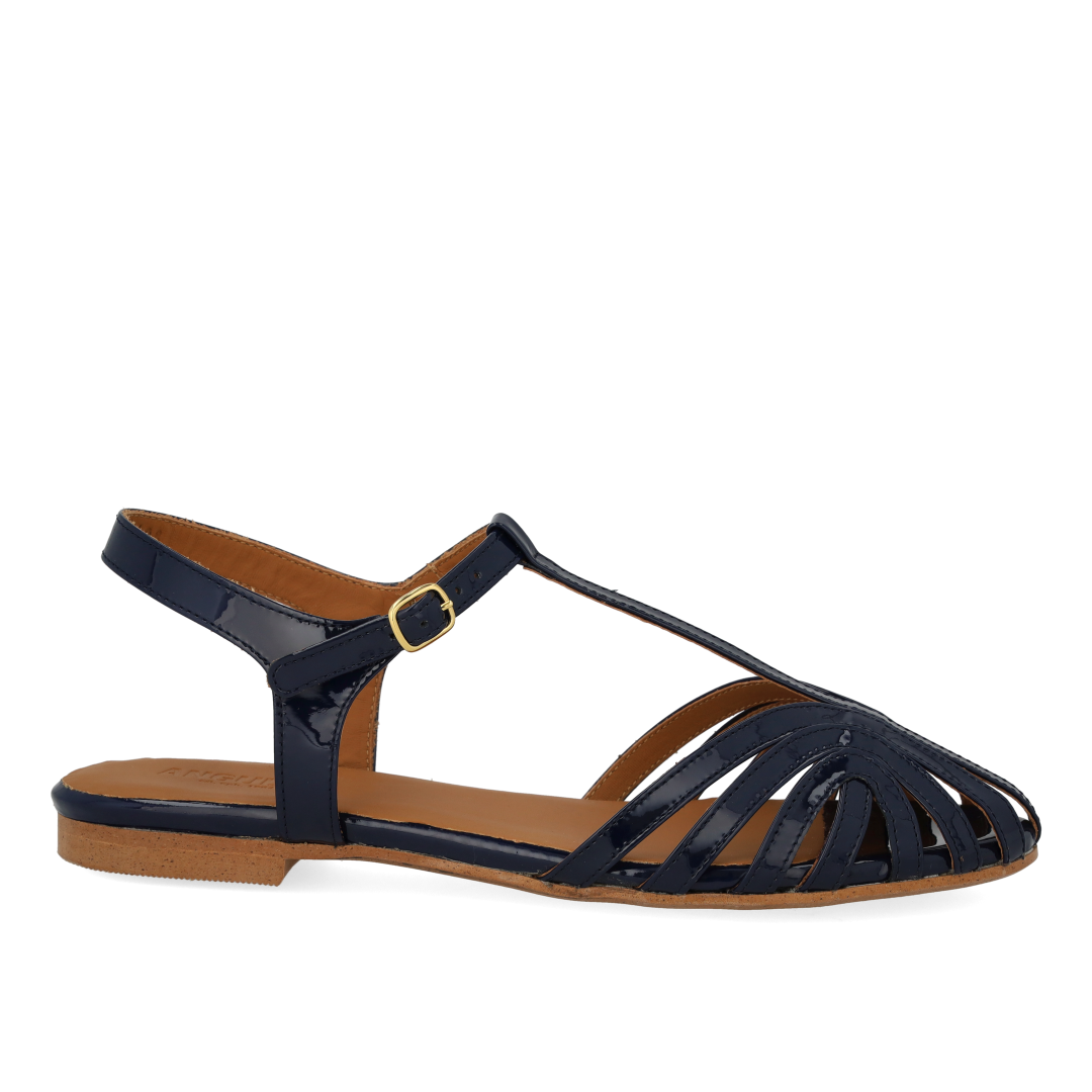 Flat sandal with beautiful organic front detail
