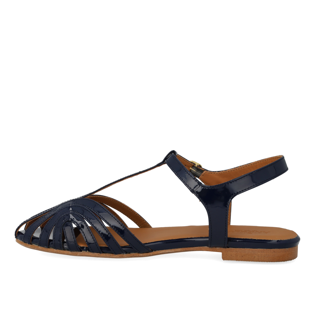 Flat sandal with beautiful organic front detail