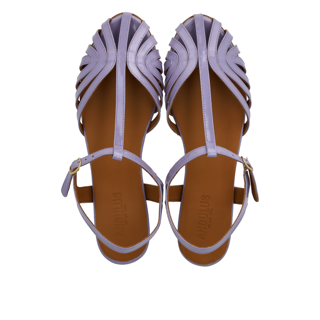 Flat sandal with beautiful organic front detail