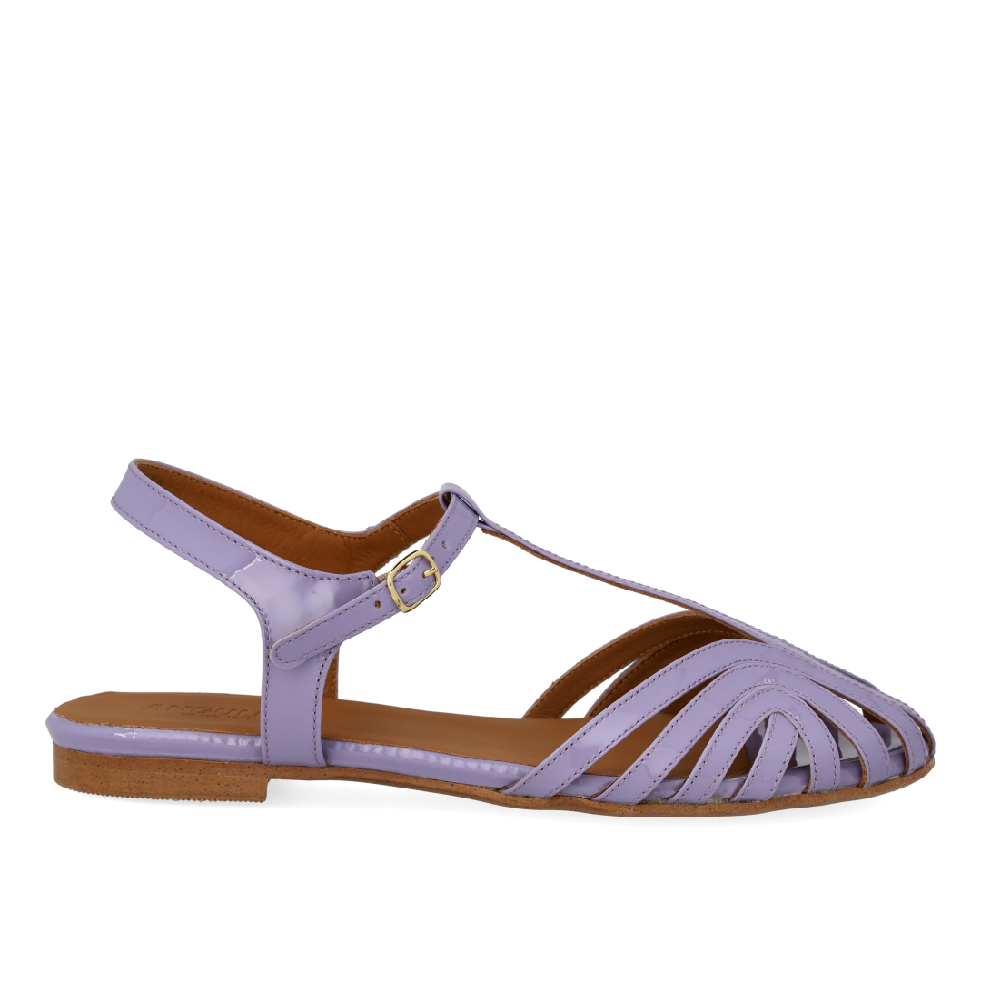 Flat sandal with beautiful organic front detail