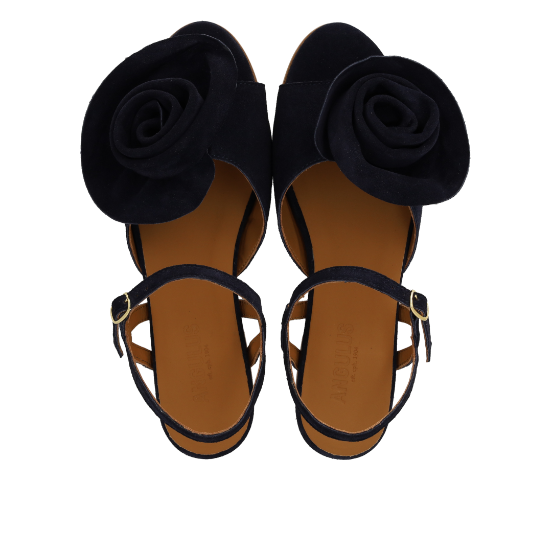Sandal with voluminous rose detail