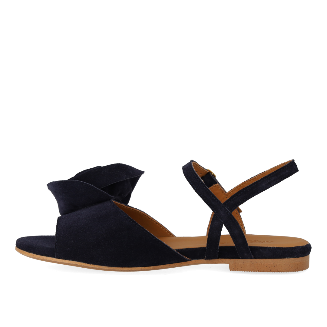Sandal with voluminous rose detail