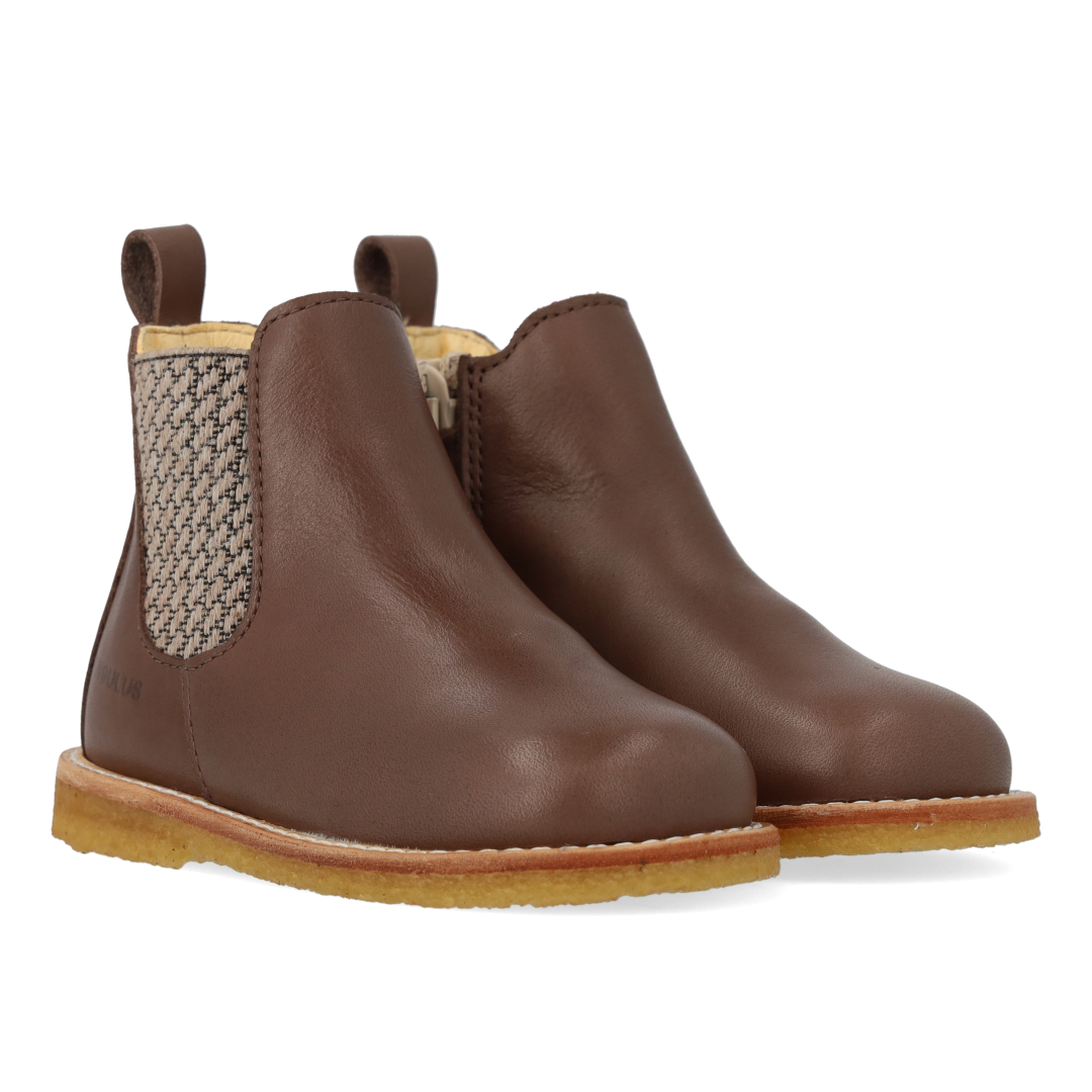 Classic Chelsea boot with elastic and zipper