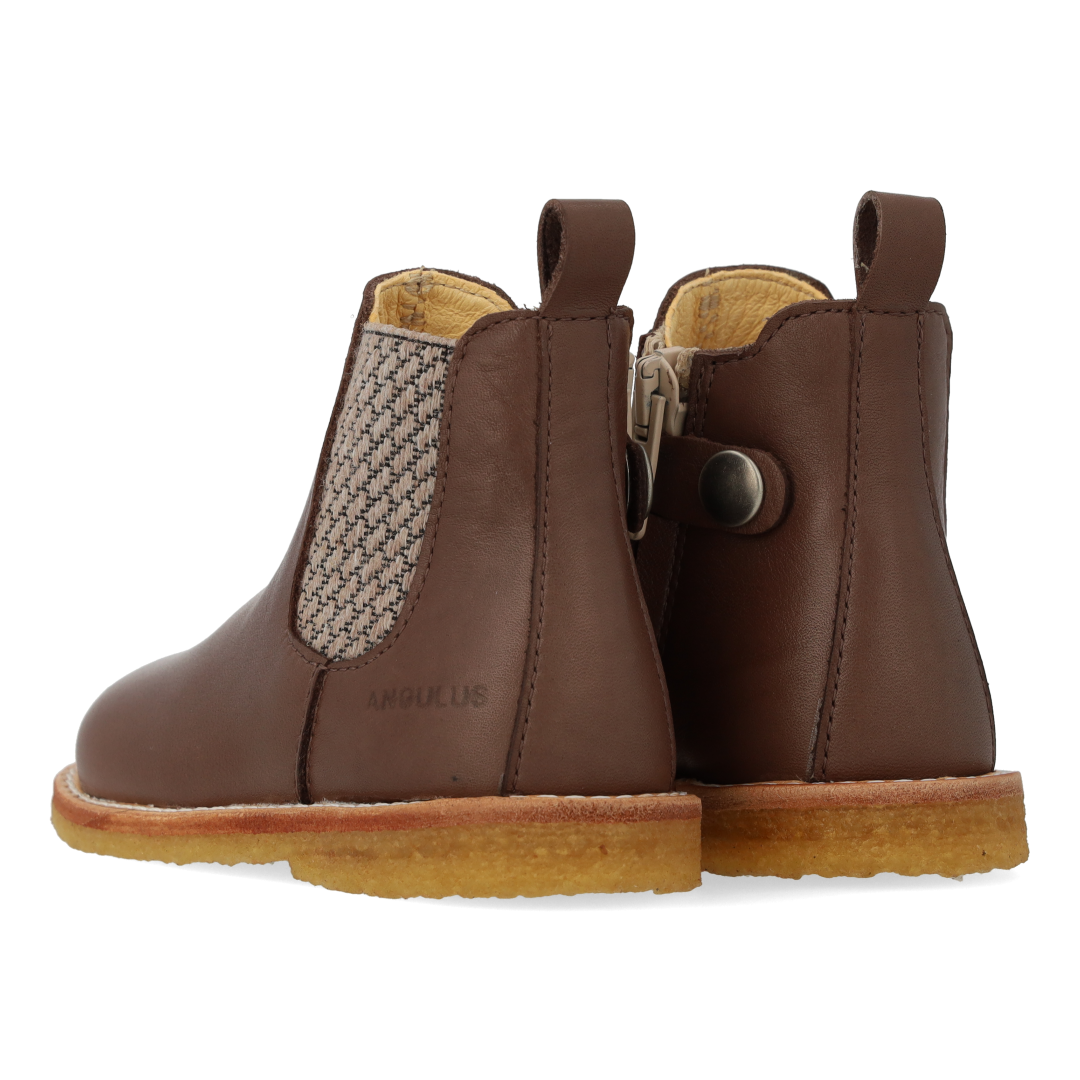 Classic Chelsea boot with elastic and zipper